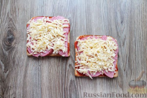 Сэндвичи с колбасой, сыром и томатной пастой, на сковороде