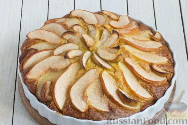 Тыквенный пирог с айвой, яблоком и пряностями