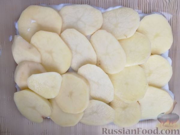 Картофельная запеканка с ветчиной, сыром и соусом бешамель