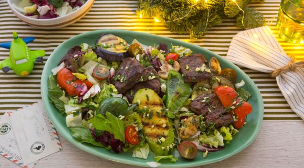 Теплый салат с овощами-гриль и говяжьей вырезкой