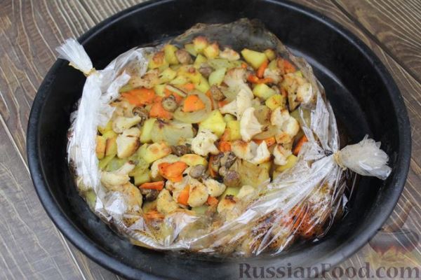 Картошка, запечённая с цветной капустой, грибами и сладким перцем, в рукаве